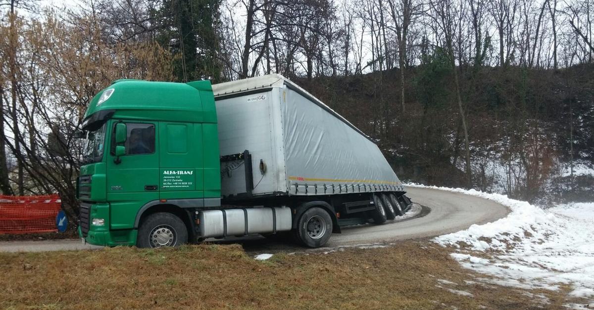Camion si incastra sul tornante a Selva Colpa del navigatore - Il Giornale di Vicenza