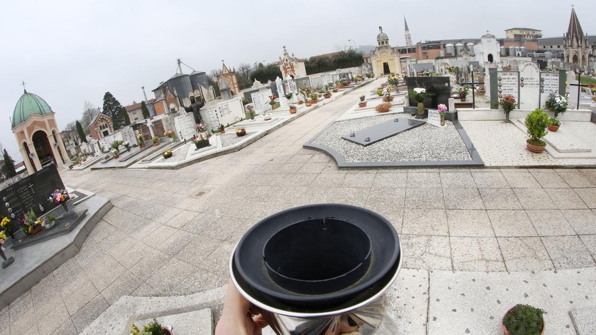 Cimiteri saccheggiati, racket dei fiori - Il Giornale di Vicenza