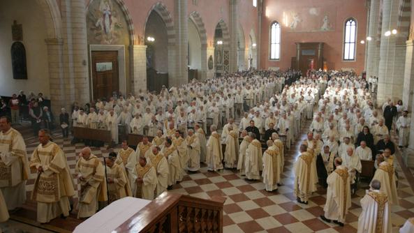 Sacerdoti durante una messa in Cattedrale. ARCHIVIO