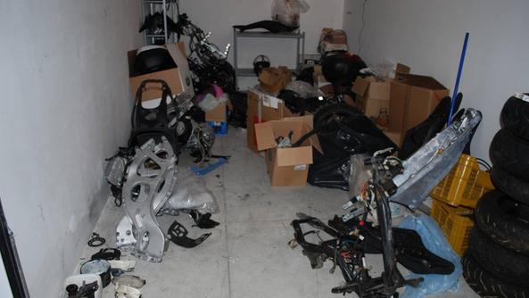 Pezzi di scooter e motociclette rubati in una foto d’archivio