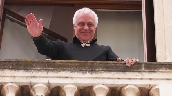 Lâ€™assessore Cicero vestito di Â«nero per casoÂ» saluta dal suo balcone di palazzo degli uffici. FOTO COLORFOTO