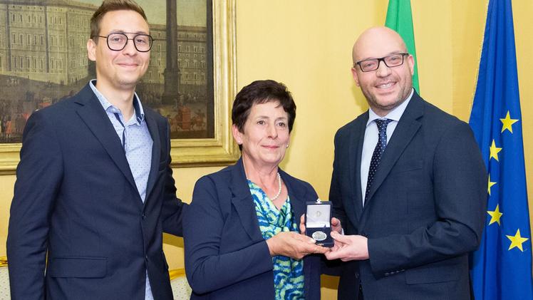 Il presidente della Camera Lorenzo Fontana premia Agnese Tassetto, nella foto con il figlio Matteo al quale ha donato un rene