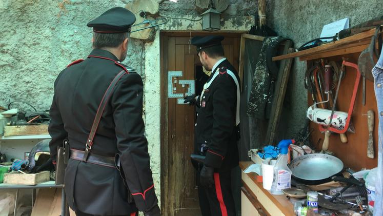 I carabinieri di fronte all’uscio sul quale fu ucciso Mauro Pretto con un colpo di fucile ARCHIVIO