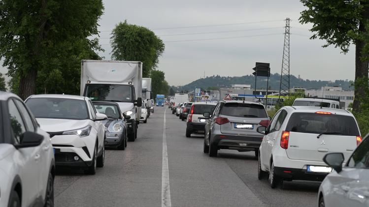 Traffico paralizzato ieri lungo la strada del Melaro (FOTO TROGU)