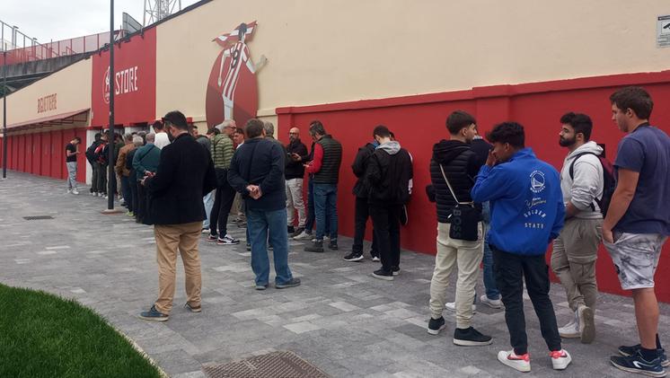 I tifosi biancorossi in coda all'esterno del Menti per acquistare i biglietti in vista di Vicenza-Pro Sesto (COLORFOTO/TONIOLO)