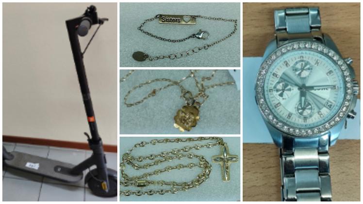 Alcuni degli oggetti proventi di furto rinvenuti dai carabinieri