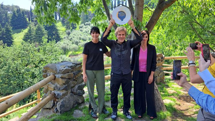 Premio Azienda sostenibile: Renzo Rosso e Arianna Alessi (a sinistra) con il riconoscimento