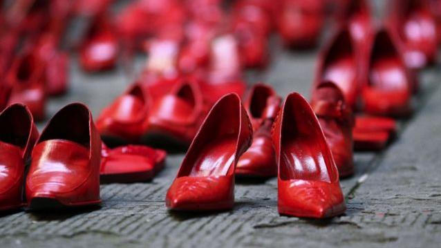 Violenza sulle donne: scarpe rosse per dire "no"