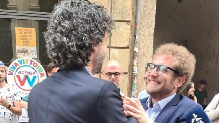 La filiera Il sindaco scaligero Damiano Tommasi, di spalle, ieri a Vicenza per festeggiare con Giacomo Possamai