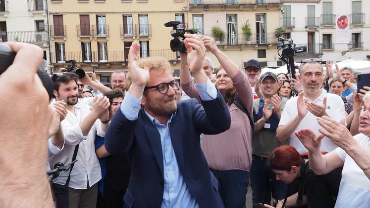 Il nuovo sindaco di Vicenza, Giacomo Possamai, festeggiato in piazza dei Signori (COLORFOTO)