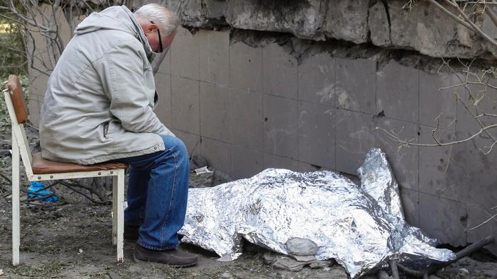Un anziano veglia sul corpo della nipote uccisa a Kiev  (Foto Serhii Okunev / Facebook)