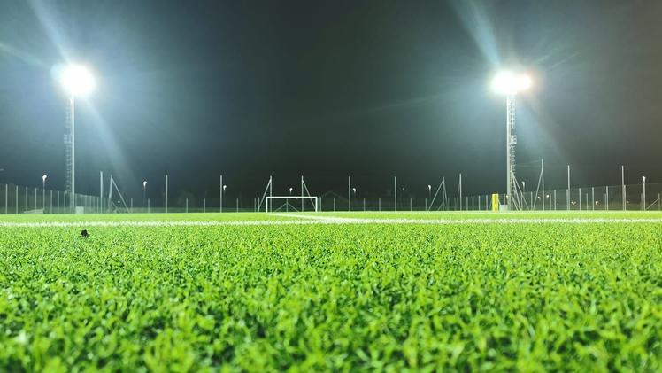 ll campo da calcio principale del Parco Sud è illuminato da quattro torri faro giudicate non conformi