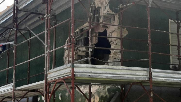 La casa danneggiata dall'esplosione del siluro Bangalore