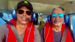 Sergio Bassan, 67 anni, con il figlio Alberto, 32, in volo sopra l’Italia