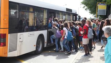 Trasporti scolastici Studenti salgono su un autobus