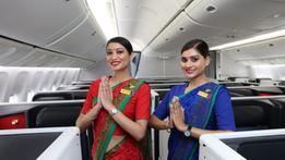 Due hostess in sari sul sito della Air India