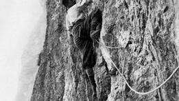 Carlesso durante un'arrampicata sulla "Trieste"