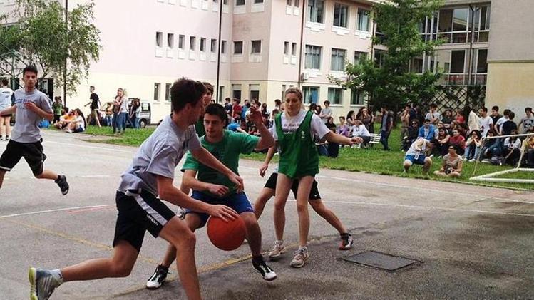 Attività sportiva degli studenti nei campi di gioco del liceo scientifico “Tron”. E.CU.