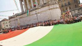 Una gigantesca bandiera tricolore viene dispiegata in piazza Rossi davanti alla gente e al palco delle autorità. FOTOSERVIZIO DONOVAN CISCATO