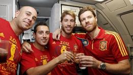 
            
            Euro 2012: il volo di ritorno a Madrid degli 'eroi' spagnoli
          