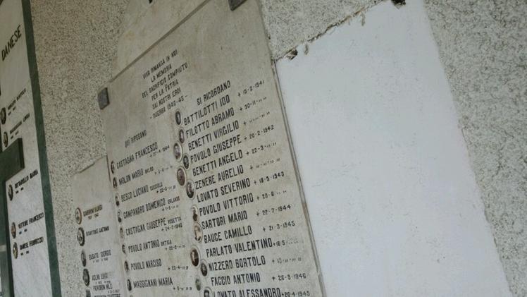 Sulla lapide al cimitero di S. Quirico saranno riportati anche i nuovi nomi di alpini morti in guerra. ZILLIKEN
