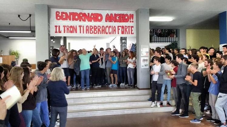 La calorosa accoglienza del liceo scientifico Tron al docente di rientro da Amatrice. [FOTOGRAFO]S.D.C.
