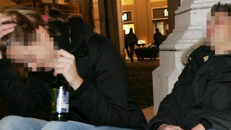 Adolescenti ubriachi dopo aver esagerato con gli alcolici. ARCHIVIO