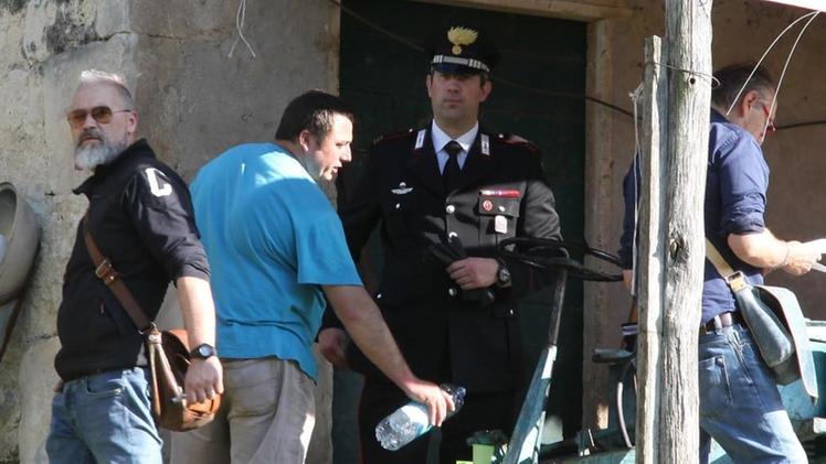 Mauro Pretto, 47 anni, è stato freddato sulla porta della sua casaI carabinieri raccolgono le testimonianze dei vicini. COLORFOTO ARTIGIANA