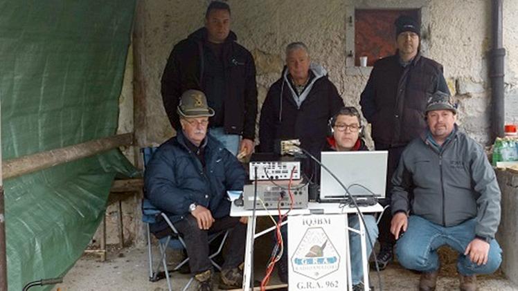 Il gruppo di radioamatori al lavoro per l’attivazione della postazione a Forte Verena. DALL’IGNA