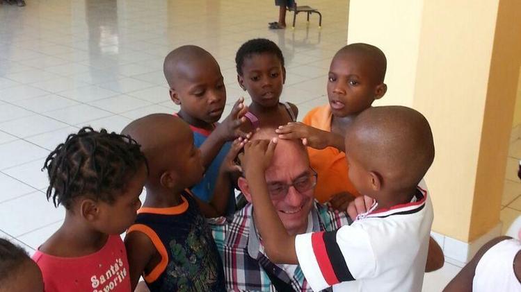 Paolo Basso circondato dai bambini della baby house Nph in Haiti