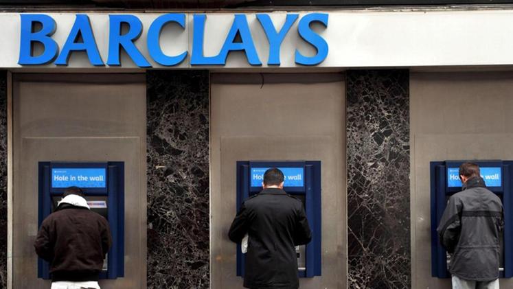 Risparmiatori mentre prelevano dagli sportelli Barclays