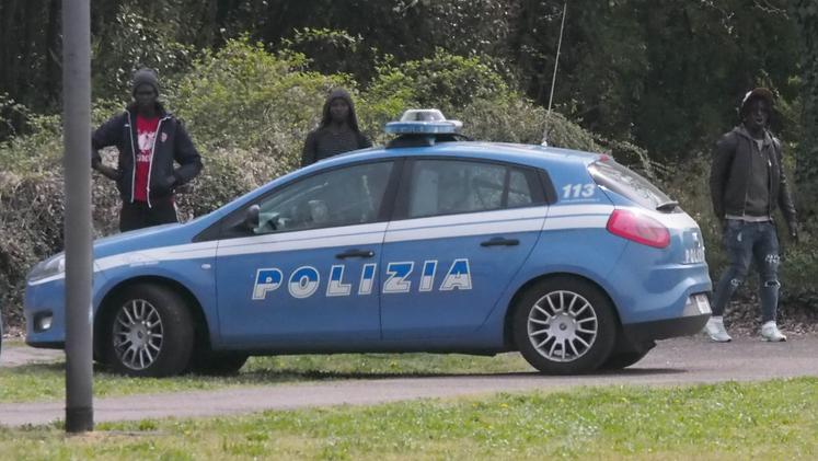 L'intervento delle forze dell'ordine a parco Fornaci. COLORFOTO