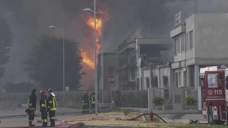 L'incendio alla Isello Vernici. FOTO TROGU