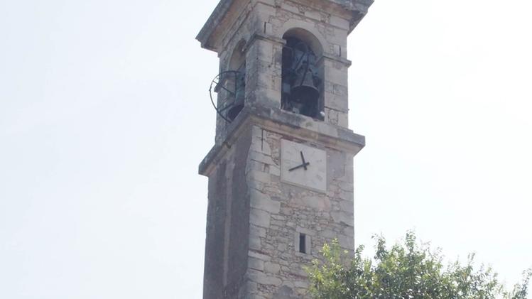 Il campanile della chiesa di Monteviale preso di mira. COLORFOTO