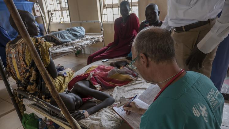Uno dei medici del Cuamm durante un intervento di cura in Africa