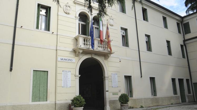 Il municipio di Montecchio Maggiore. Continuerà la gestione diretta di Imu, Tari e Tasi. ARCHIVIO