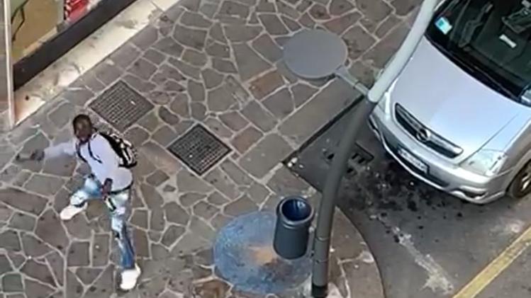 Il lancio di bottiglie di vetro contro alcuni residenti di via Firenze