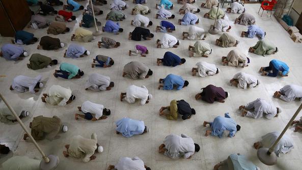 Fedeli musulmani riuniti in preghiera, rispettando la distanza anti-Covid, in una moschea del Pakistan