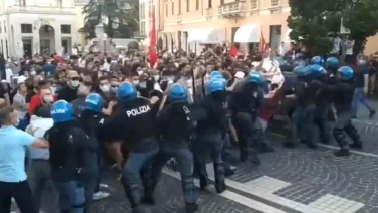 Schio, gli scontri tra manifestanti antifascisti e polizia