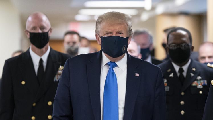 Il presidente americano Donald Trump con la mascherina. FOTO ANSA