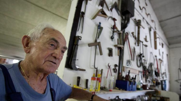 L’ottantaduenne Carlo Etenli, a fianco del banco di lavoro nel Museo della civiltà contadina. FOTO GOBBO 