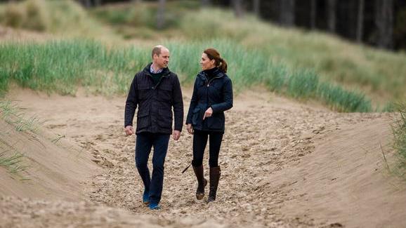 Il principe William e Kate Middleton durante una passeggiata (Foto Ansa)