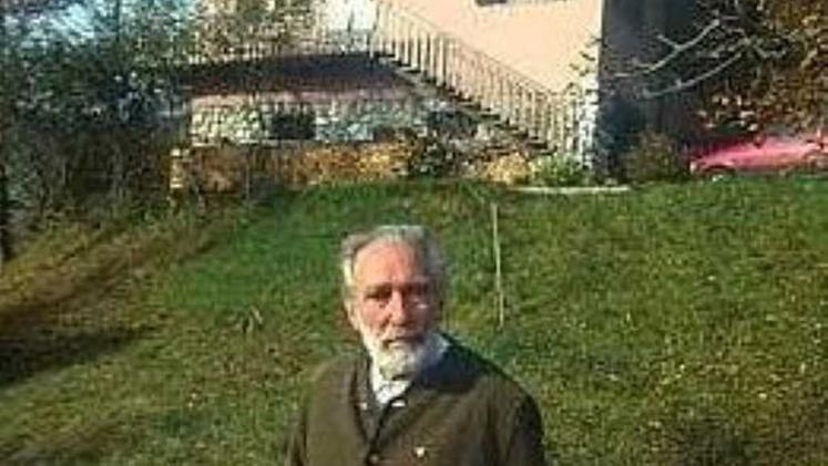 Mario Rigoni Stern davanti alla sua casa in val Giardini, Asiago