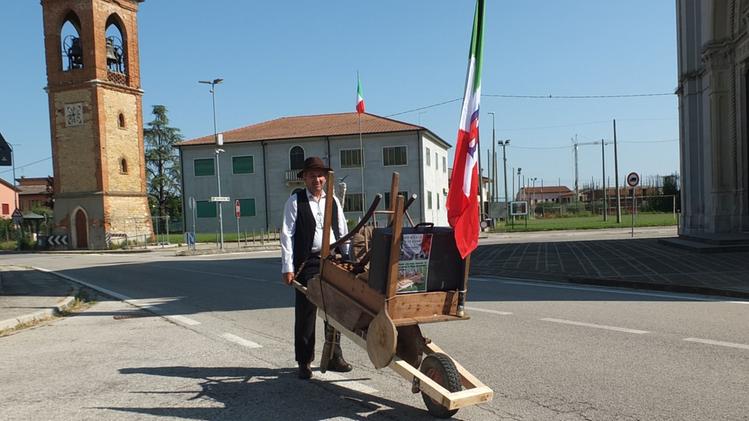 Mariano Carollo con il cimelio montano sul supporto che lo riporterà a Treschè Conca. (Foto A.Maz.)
