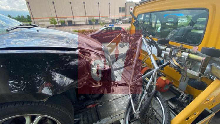 L'auto e la bici dopo l'incidente (Foto Donovan Ciscato)