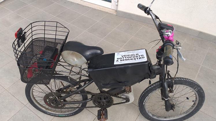 La bicicletta trasformata in maniera artigianale in un mezzo elettrico è stata sequestrata (Foto Fadda)