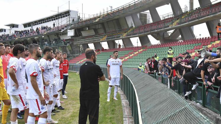 I tifosi dopo la pesante sconfitta a Terni (Foto Trogu)