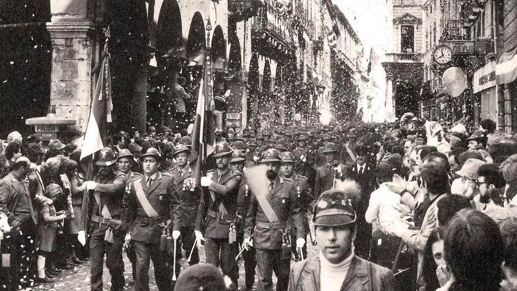 La sfilata Le reclute del rinato battaglione Vicenza sfilano in centro dopo il giuramento in piazza dei Signori
