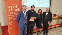 Da sinistra l'editore Filiberto Zovico, Matteo Grandi, Elisabetta Serraiotto e Luigi Costa