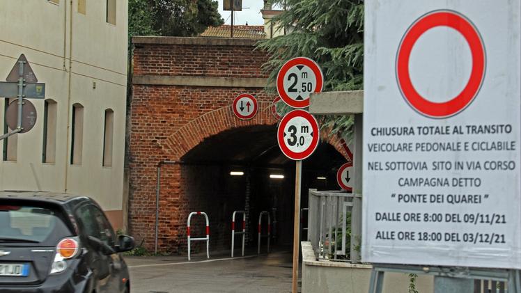 Stop Il sottopasso al Ponte dei Quarei da oggi e fino al 3 dicembre resterà chiuso al traffico a causa dei lavori sulla soprastante sede ferroviaria FOTO CISCATO